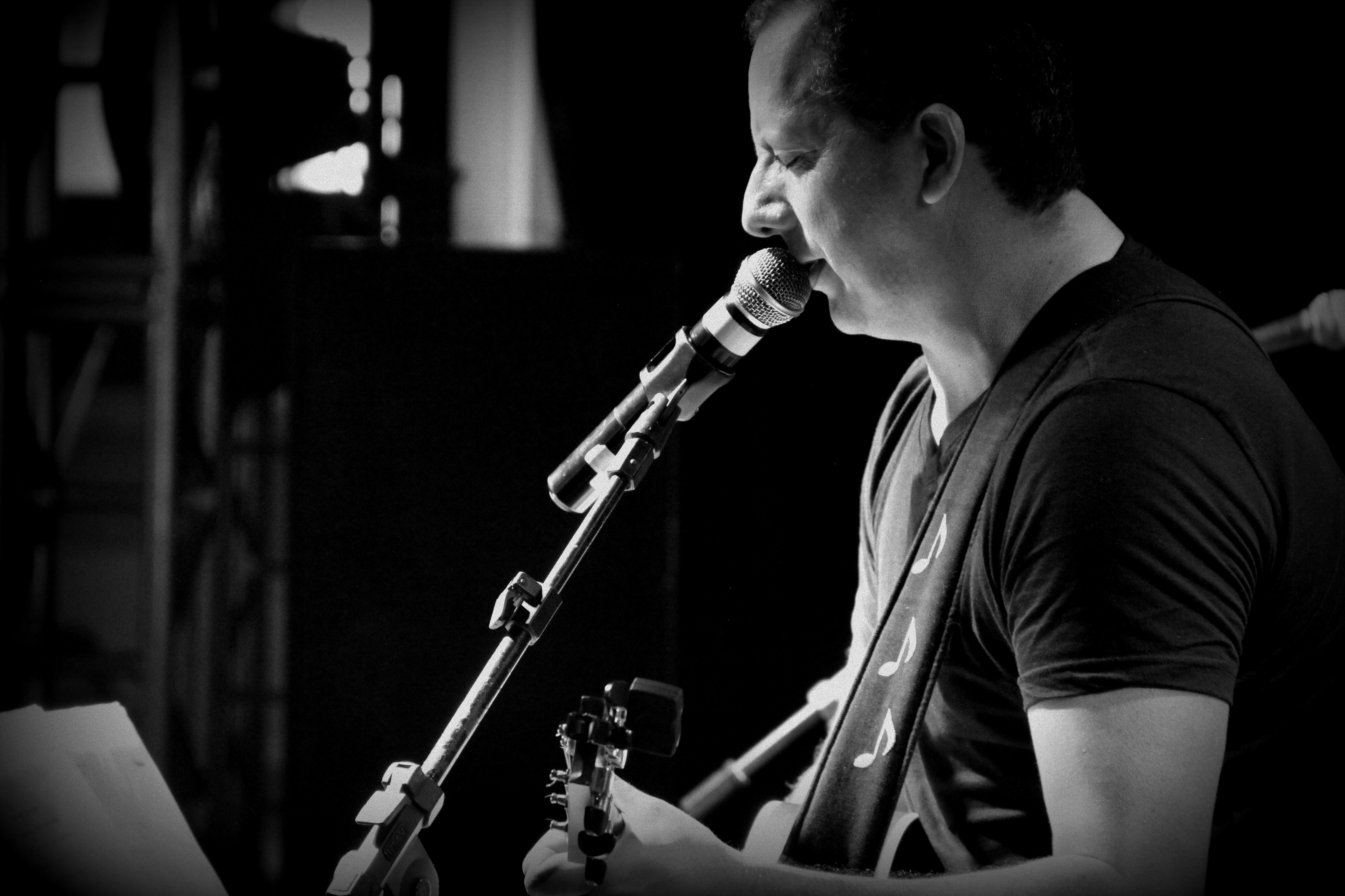 Adriano com guitarra elétrica