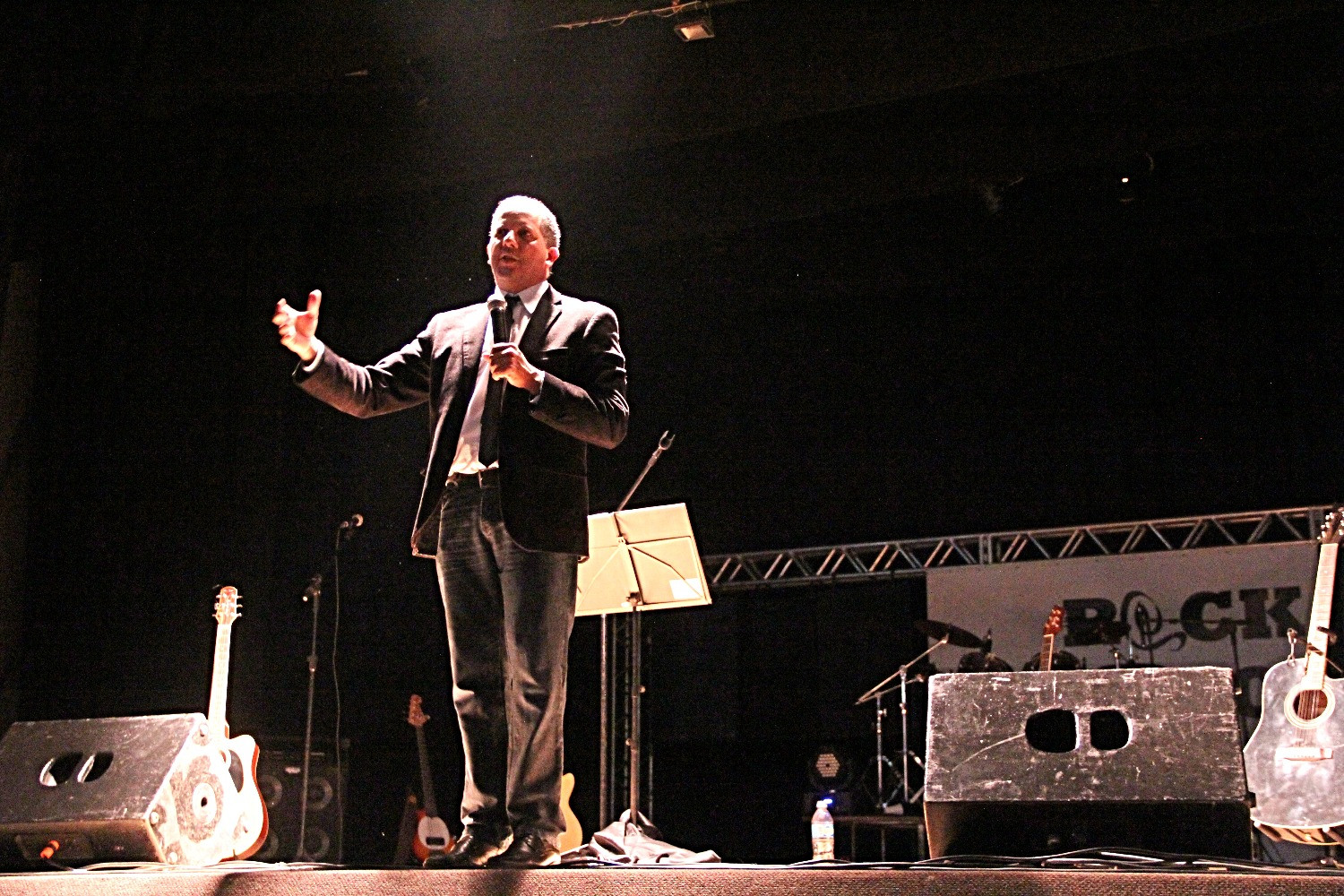 Adriano Silva no palco